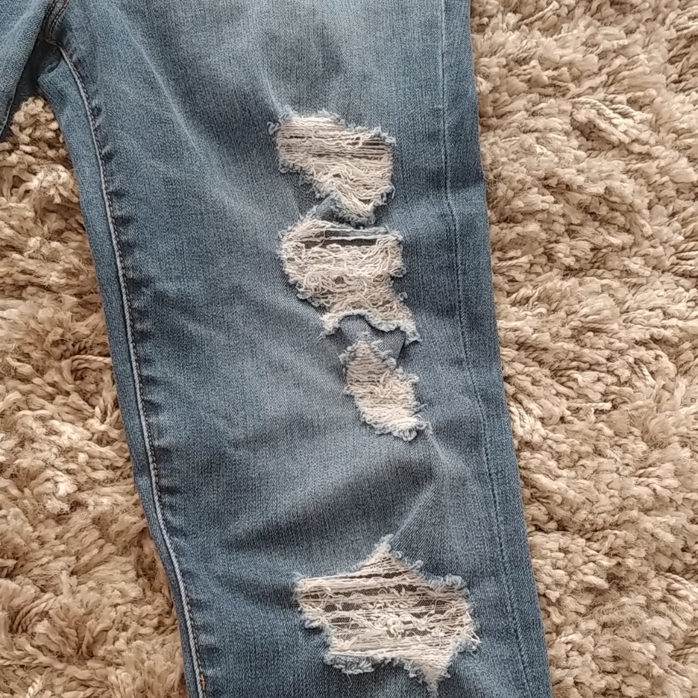 โSOLDโA&F Hi-Rise Ripped Jeans - Picture 5 of 6